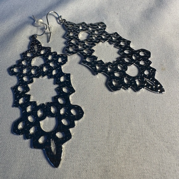 Unusual design hammered silvertone dangle earrings - Picture 5 of 5